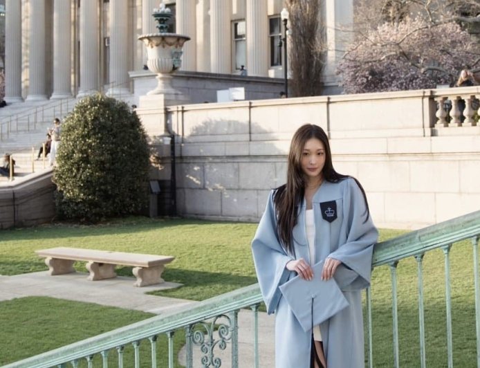 Foto-foto Wisuda ANNIE dari ALLDAY PROJECT Bikin Heboh, Netizen: "Aura Chaebolnya Ngeframing Sendiri"