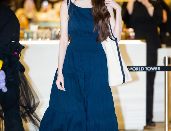 Wonyoung Bikin Tommy Hilfiger Jadi "Wajib Punya" Cuma dengan 1 Setelan Sederhana!