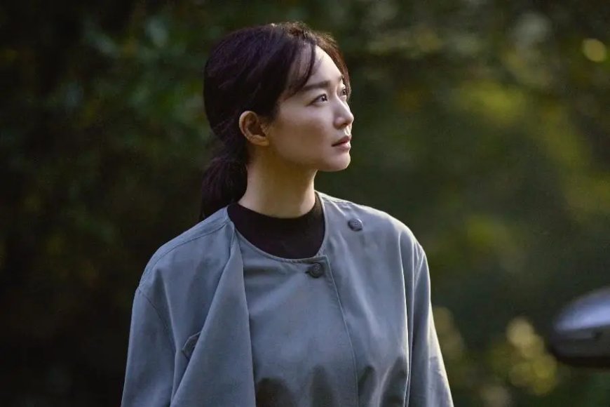 Shin Min Ah Hadir Sebagai Kembaran dengan Penglihatan Memudar di Film Thriller Terbaru "The Eyes"