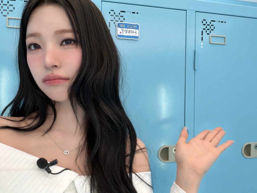 Female Idol Suddenly Runs Off Live Broadcast To Avoid Political Controversy - Photo 3
