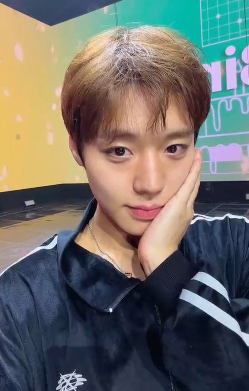 [theqoo] PARK JIHOON'S VISUALS WHEN HE WENT ON LIVESTREAM WITH HIS BARE FACE... - Photo 2