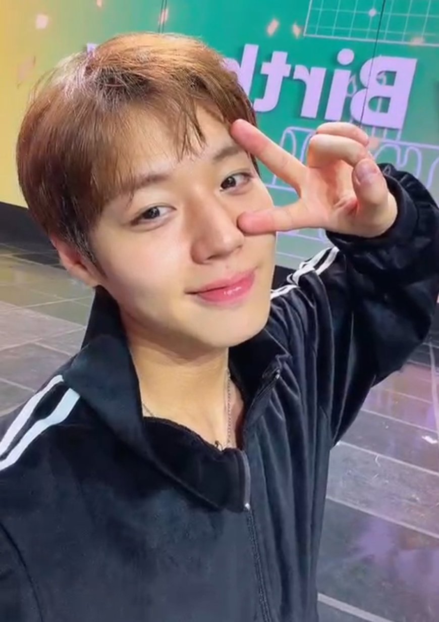 [theqoo] PARK JIHOON'S VISUALS WHEN HE WENT ON LIVESTREAM WITH HIS BARE FACE... - Photo 3