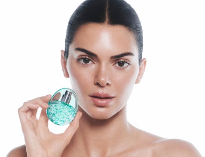 Kendall Jenner Jadi Model Anua, Tapi Pose-nya Bikin Netizen Ngakak: "Ini Skill Baru Atau Gimana?"