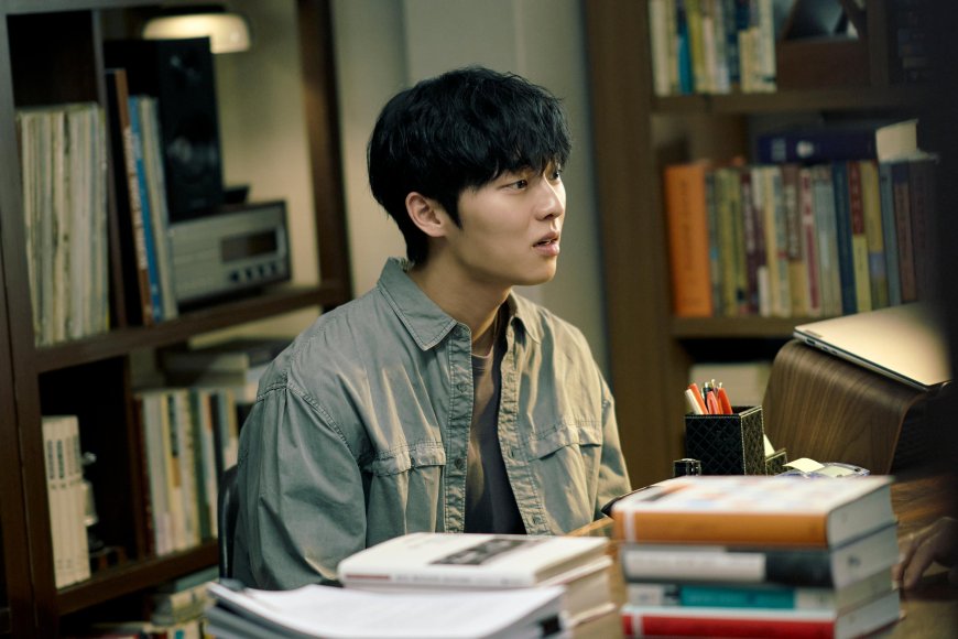 Choi Min Sik Offers Choi Hyun Wook Private Literature Lessons After Discovering His Talent In “Notes From The Last Row” - Photo 4